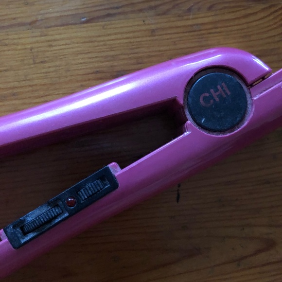 CHI ceramic straightener. - Picture 2 of 3